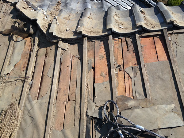 修理や取替工事が必要な屋根（屋根下地の雨漏れ跡）