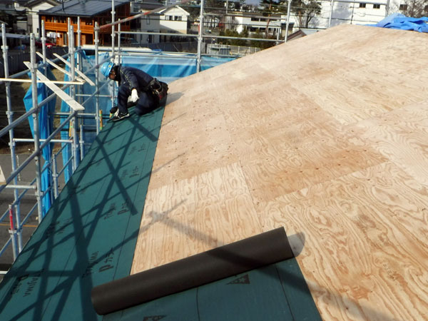 屋根防水紙施工中