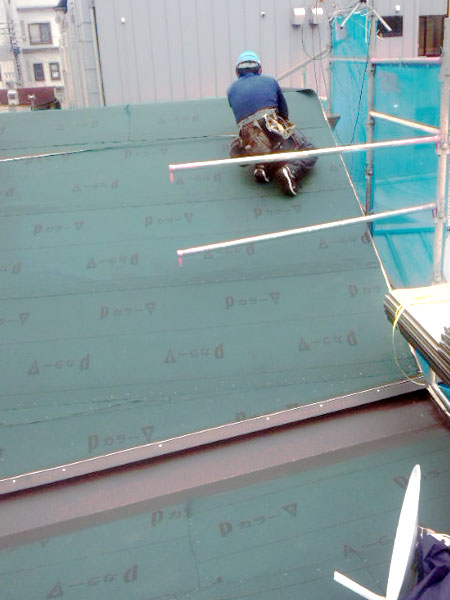 金属屋根施工中