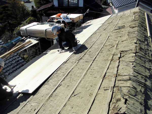 屋根改修工事作業風景